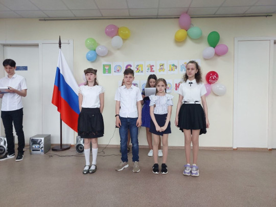 Последний школьный звонок Последний школьный звонок.